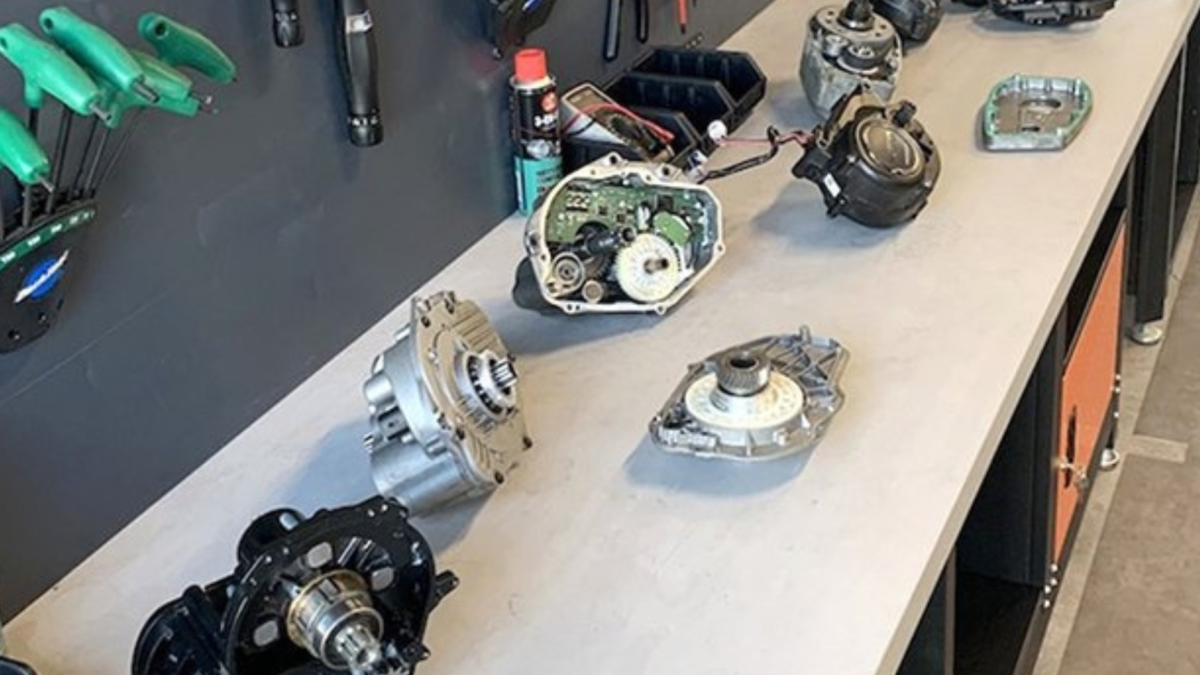 Travail approfondi sur un véhicule à assistance électrique équipé d'un moteur dans le pédalier (moteur central)