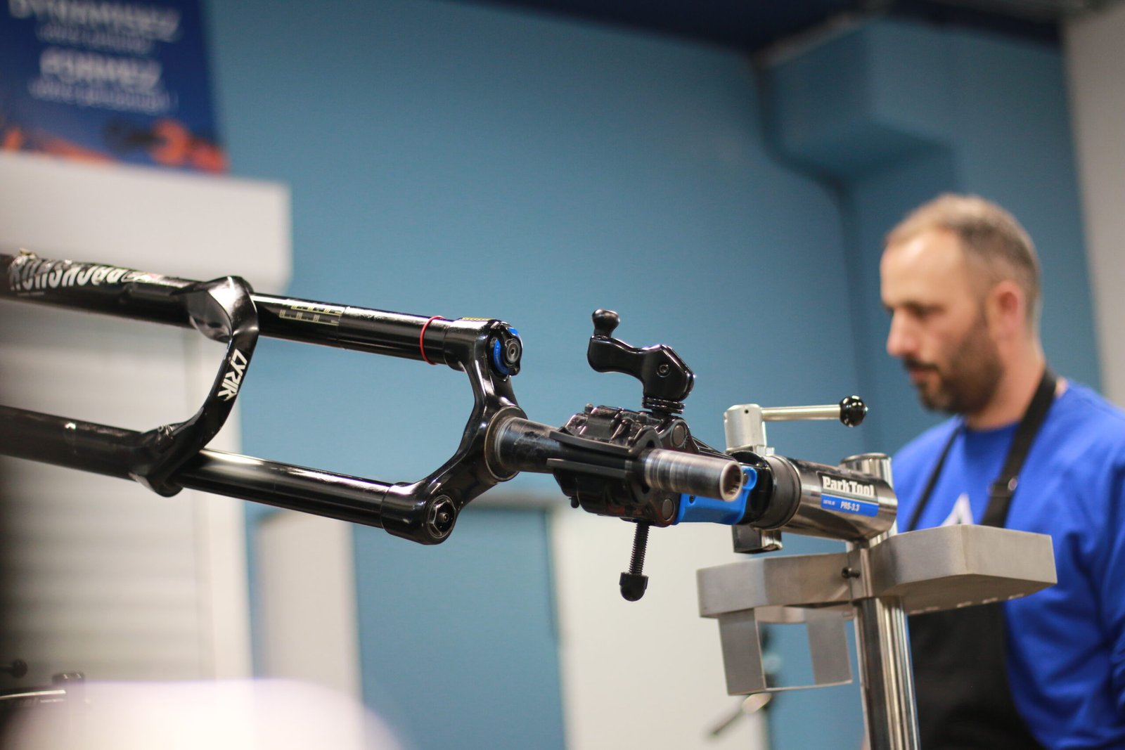 Formation suspensions VTT en atelier — pratique sur fourche