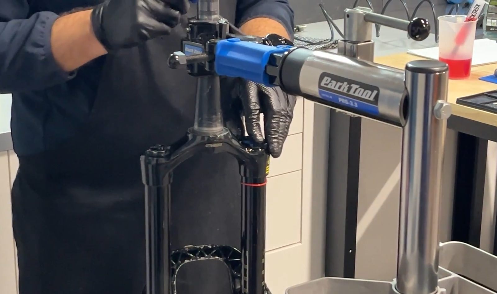 Entretien d'une fourche de vélo à l'atelier