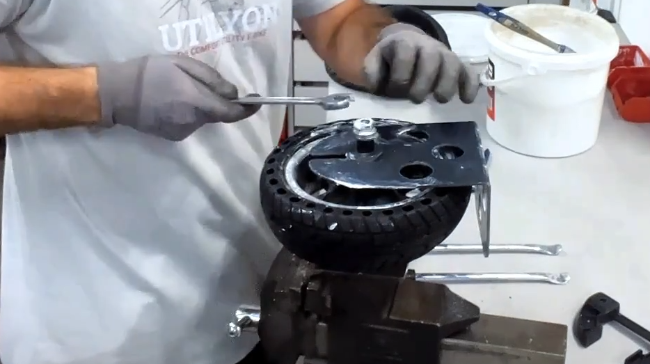 Démontage d'un pneu de trottinette