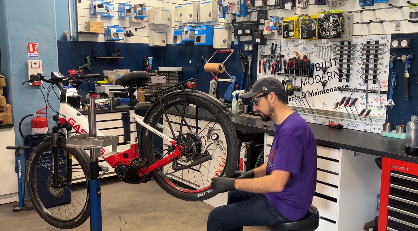 Vélo de trekking préparé pour la location
